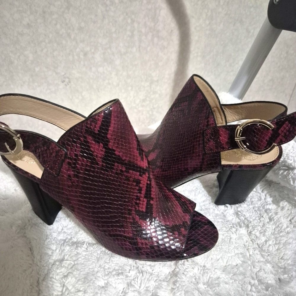 Vince Camuto Burgundy Snake Print Heels..SIZE:7M